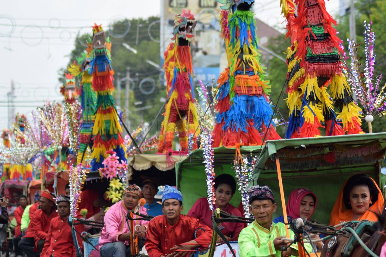 Ribuan Warga Saksikan...