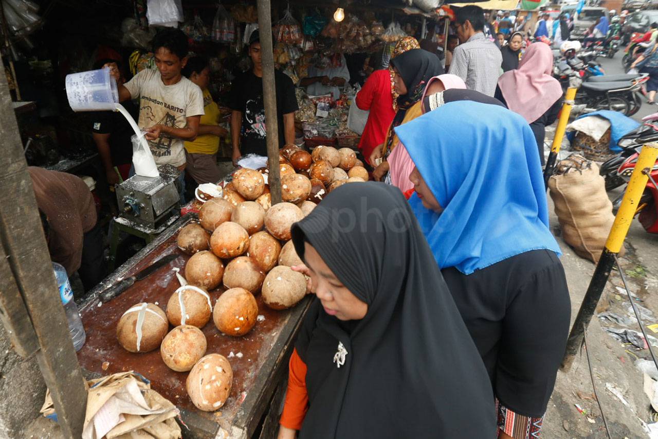 Pasar Pondok Labu Dipadati...