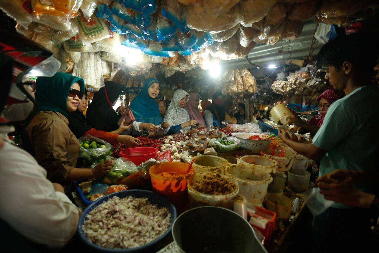 Pasar Pondok Labu Dipadati...