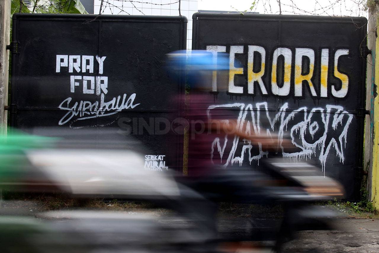Spanduk dan Mural Anti...