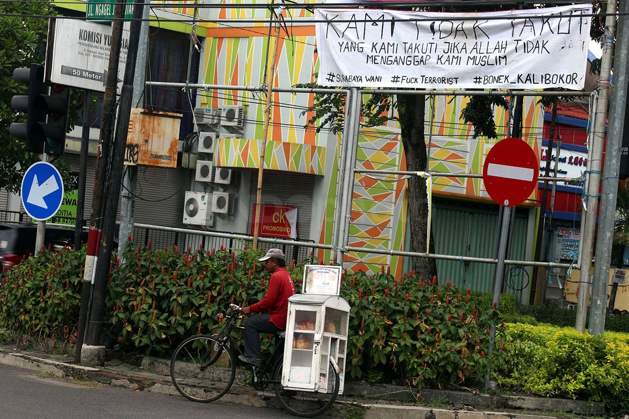 Spanduk dan Mural Anti...