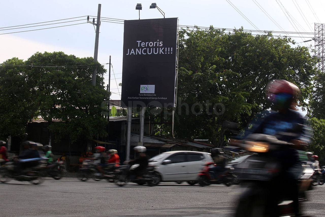 Spanduk dan Mural Anti...