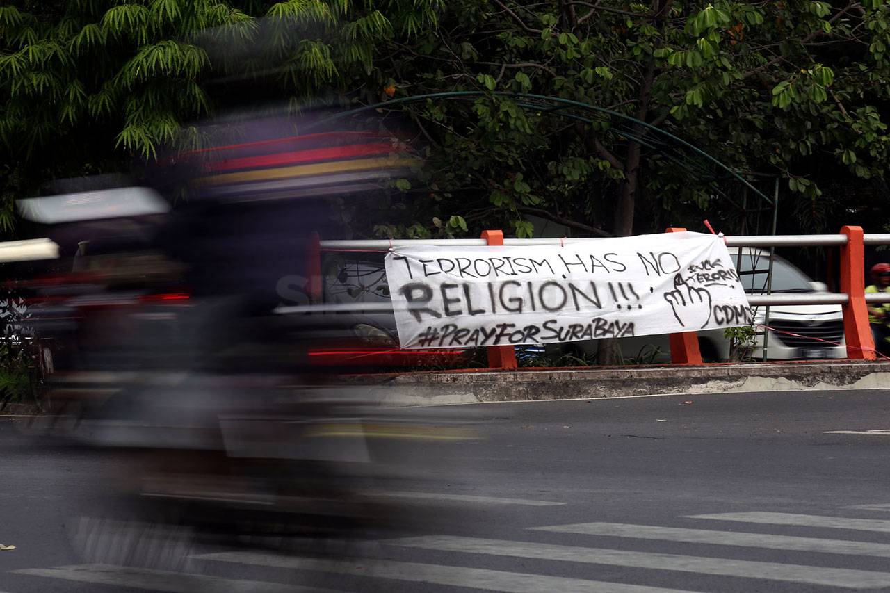 Spanduk dan Mural Anti...