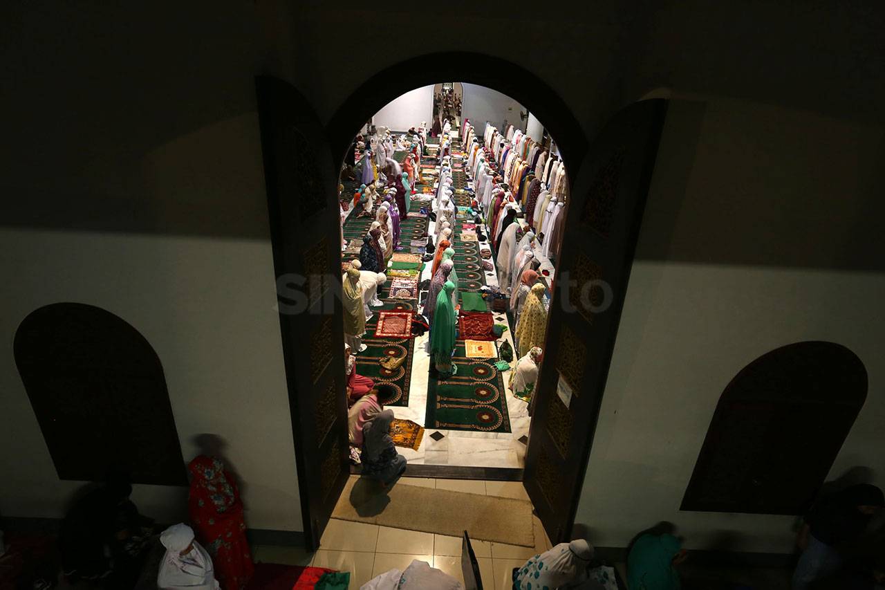 Ibadah Salat Tarawih...