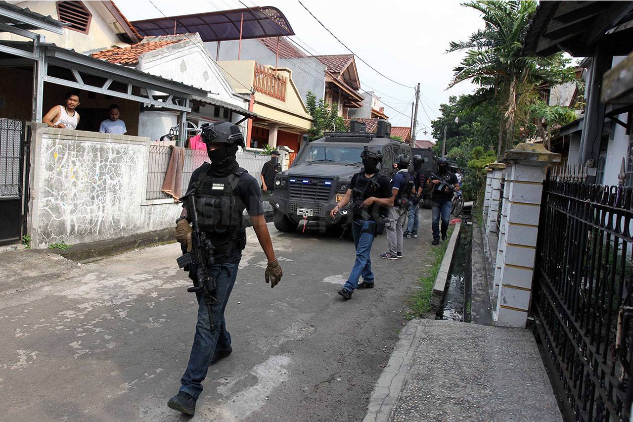 Penggerebekan Rumah...