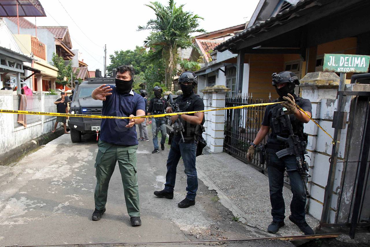 Penggerebekan Rumah...