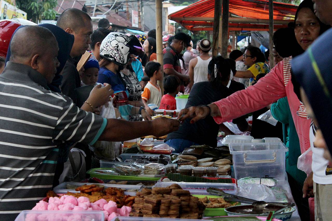 Warga Manado Serbu Pasar...