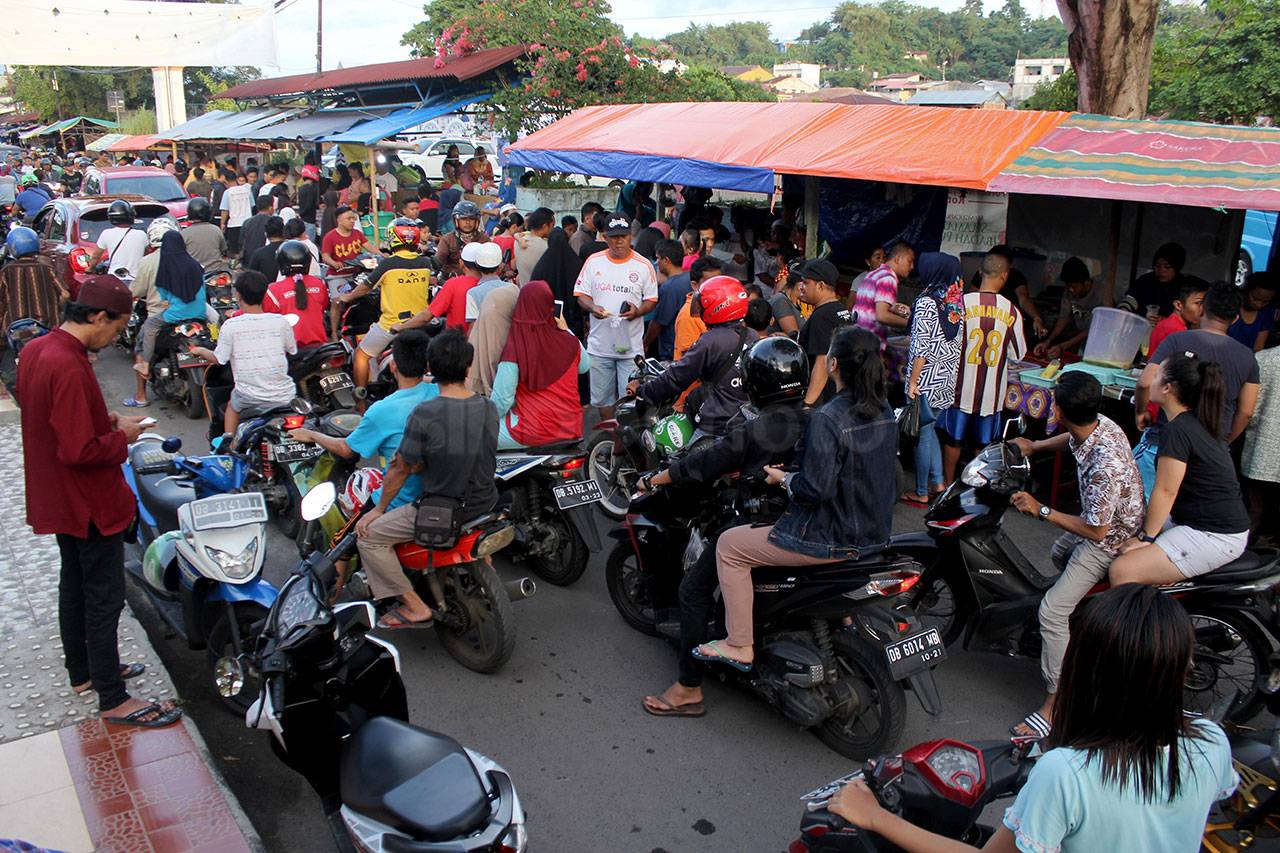 Warga Manado Serbu Pasar...