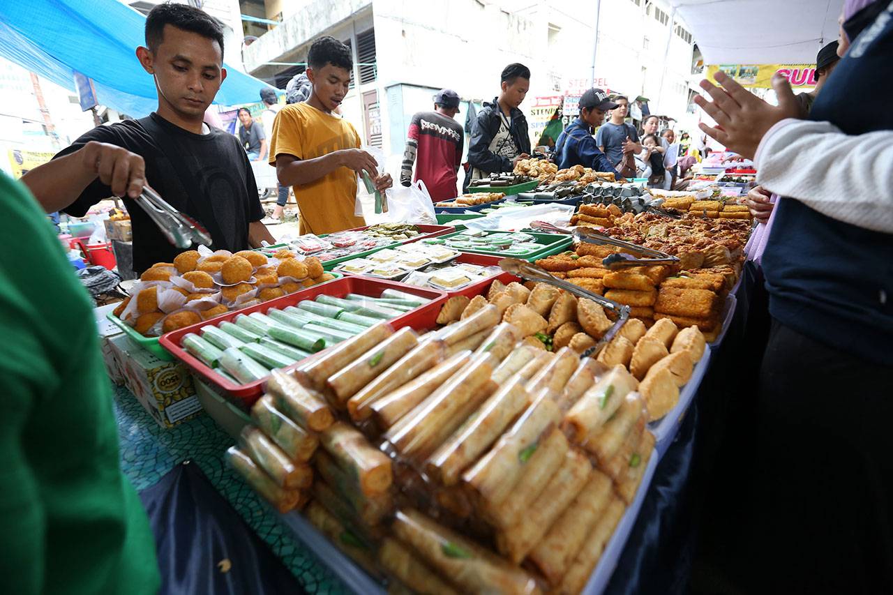 Pasar Takjil Benhil...