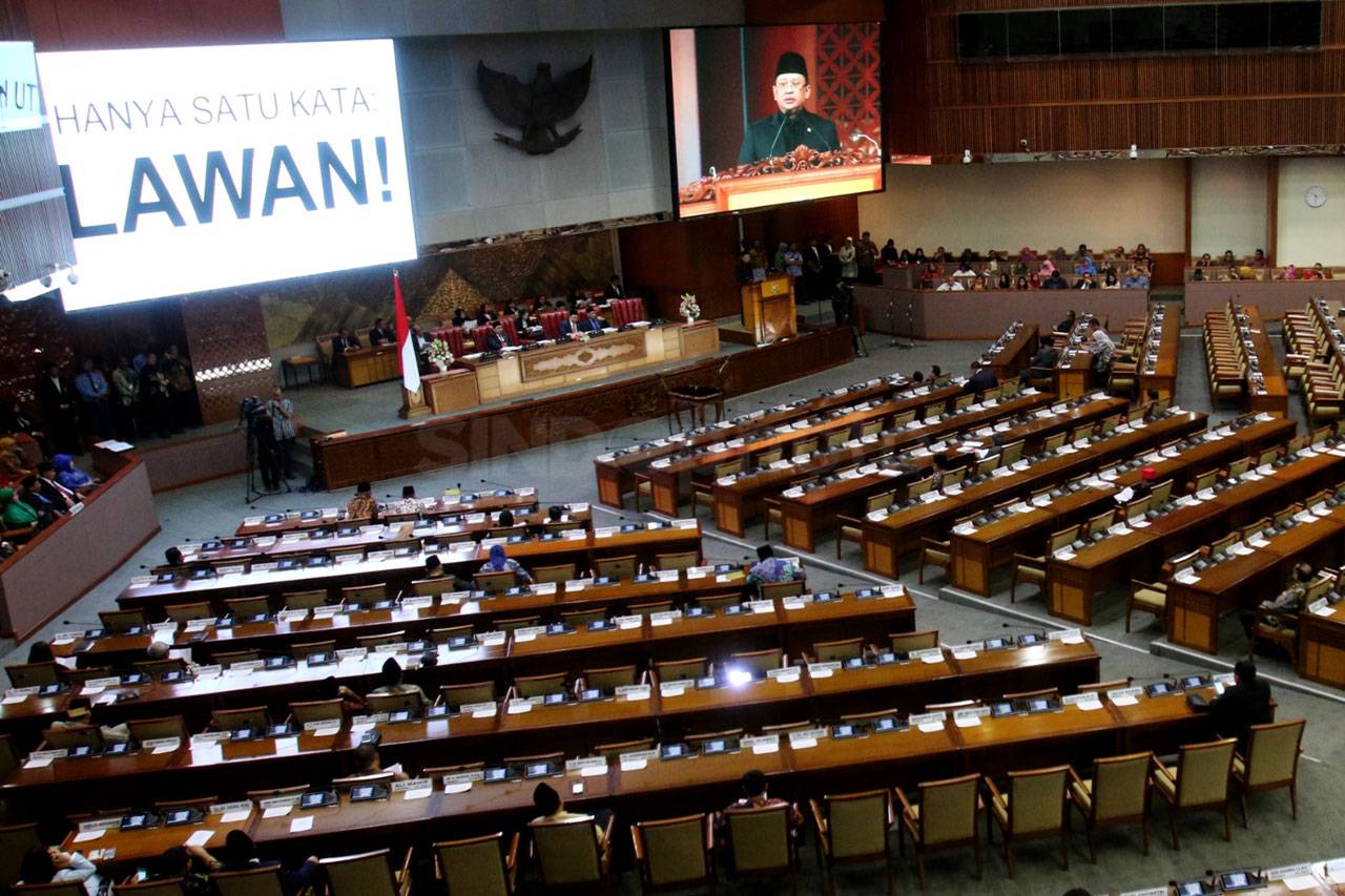Menkeu Serahkan Pokok-Pokok...