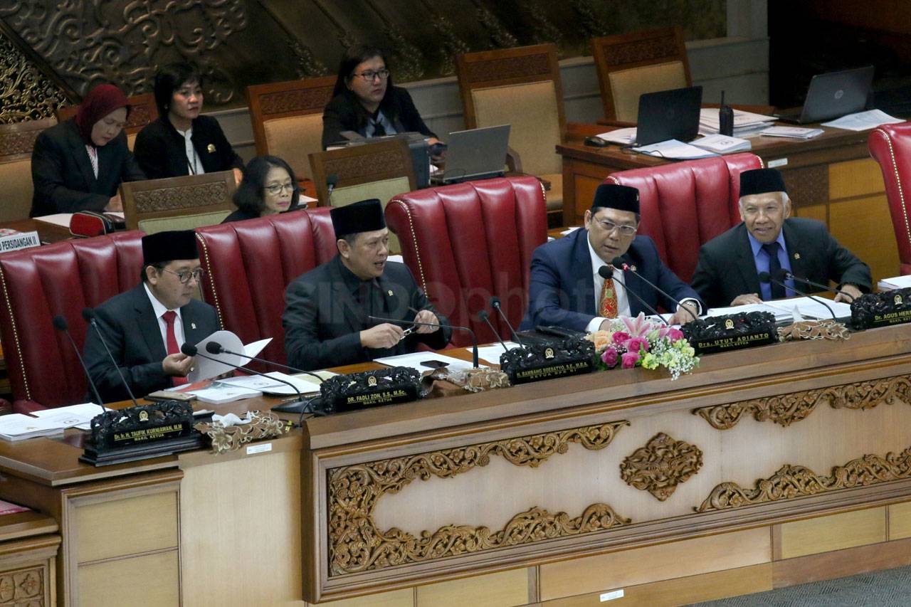 Menkeu Serahkan Pokok-Pokok...