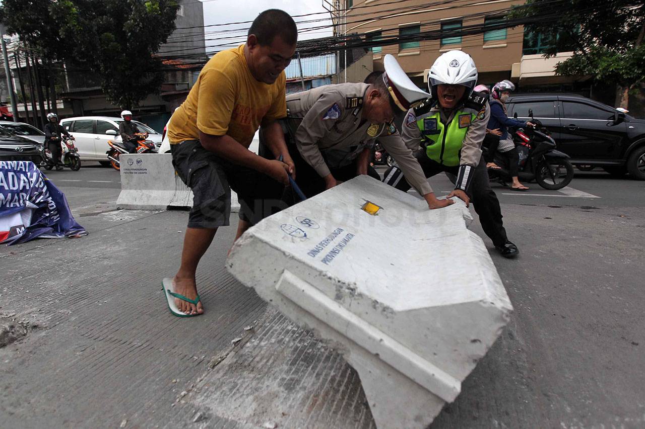 Polisi Pasang Kembali...