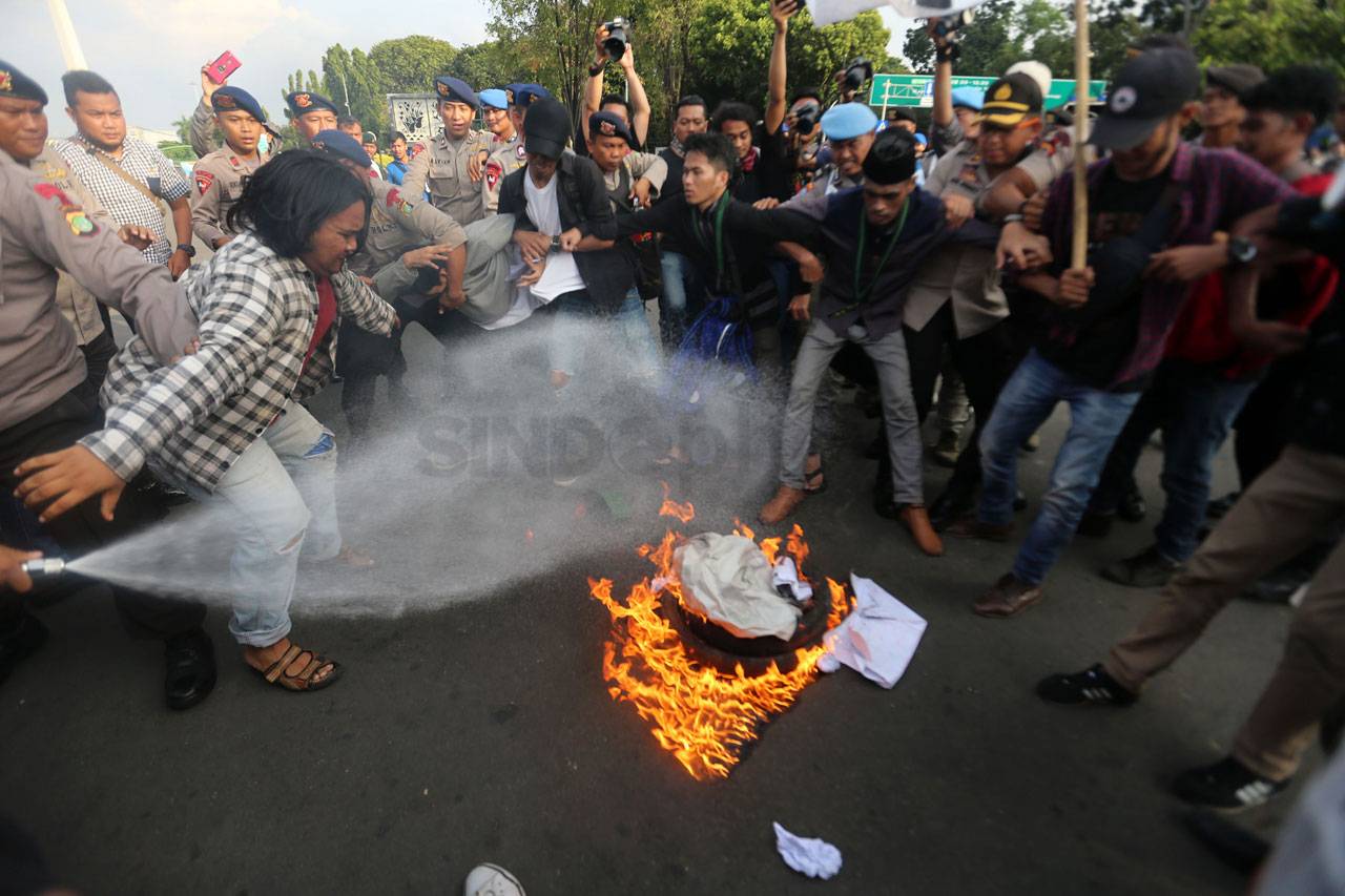 Kericuhan Warnai Aksi...