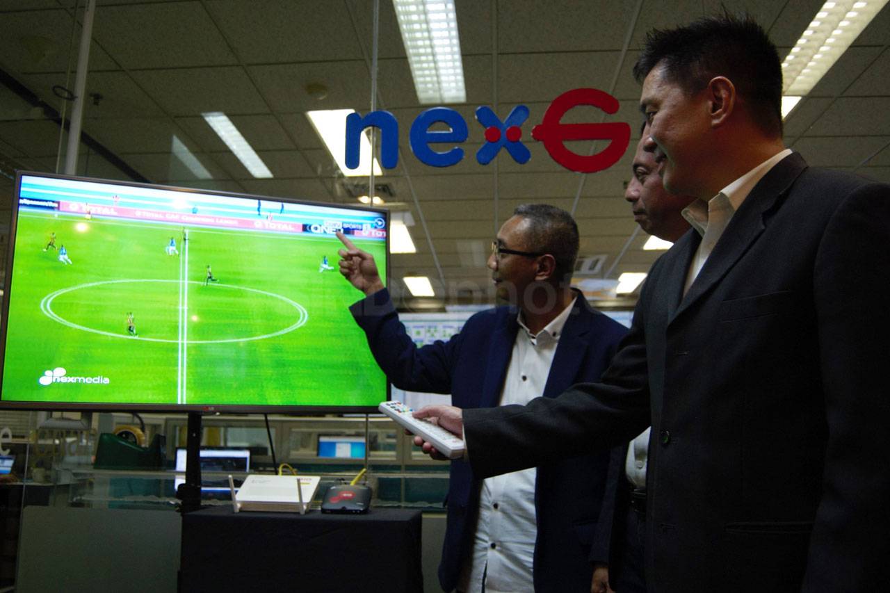 Menikmati Tayangan Televisi...