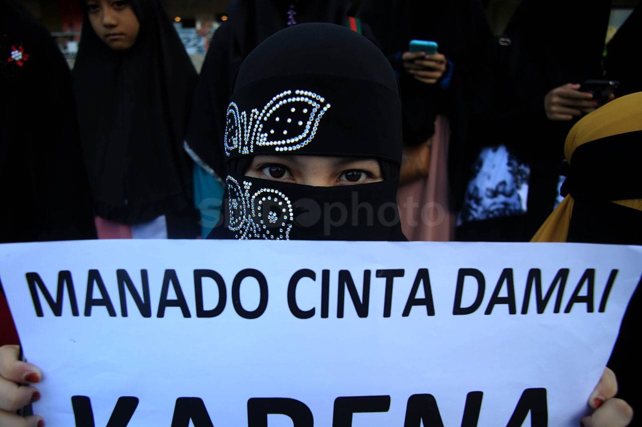 Puluhan Wanita Bercadar...