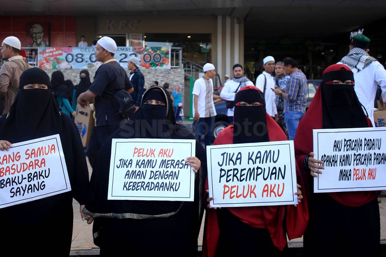 Puluhan Wanita Bercadar...