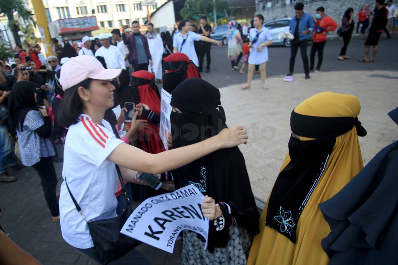Puluhan Wanita Bercadar...