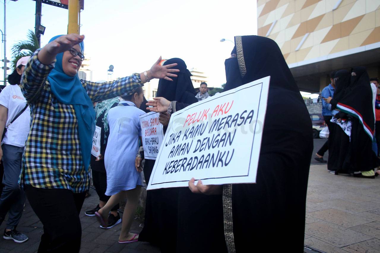 Puluhan Wanita Bercadar...