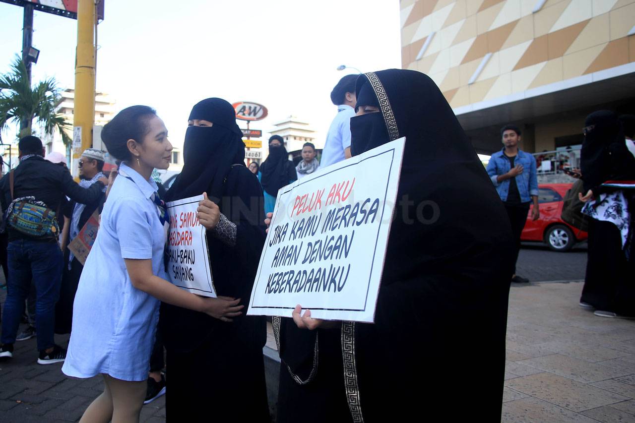 Puluhan Wanita Bercadar...