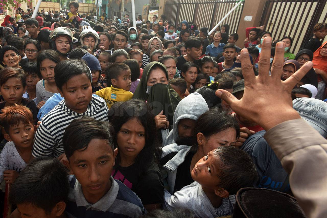 Ratusan Warga Antre...