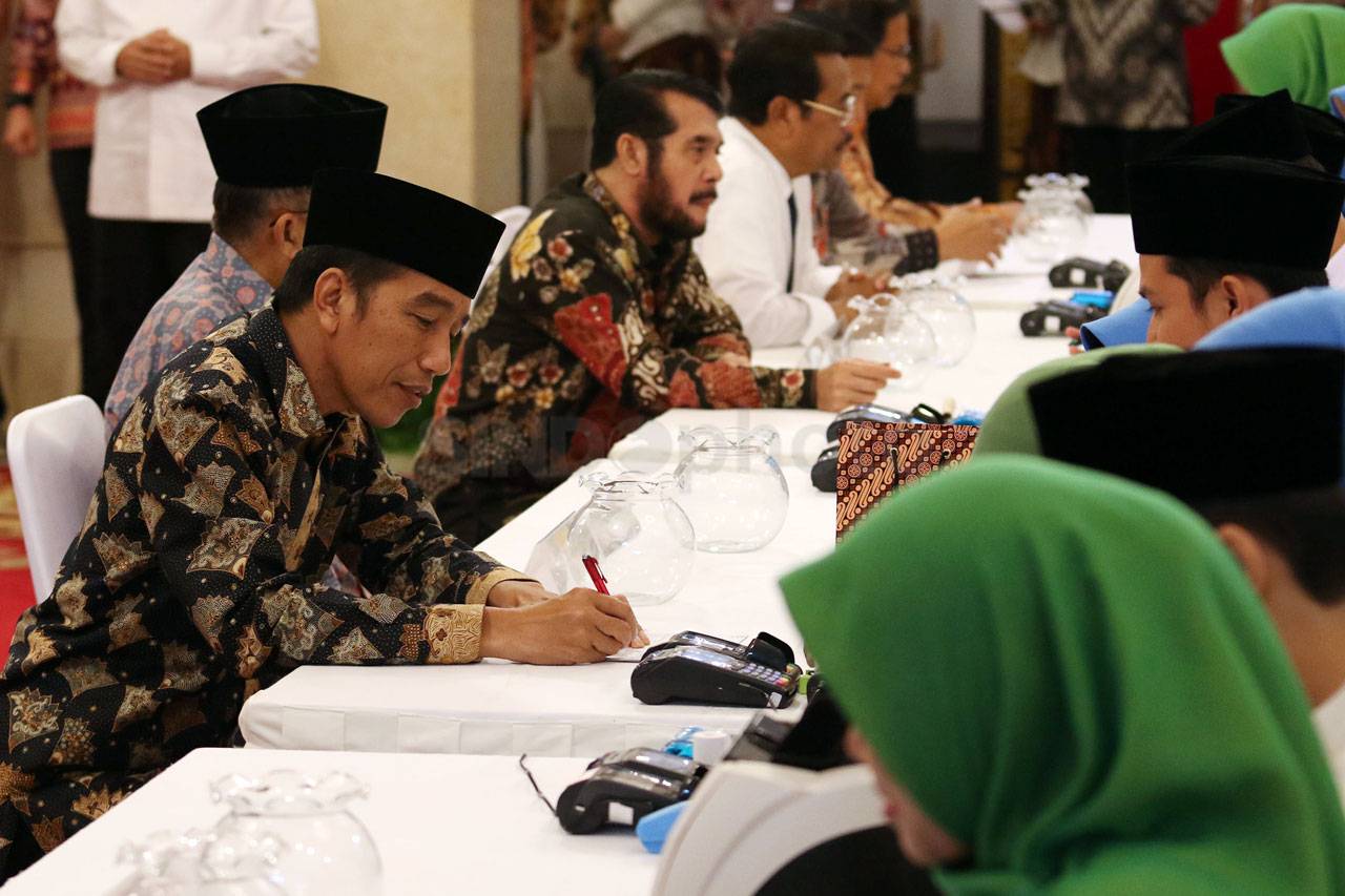 Presiden Jokowi Bayar...