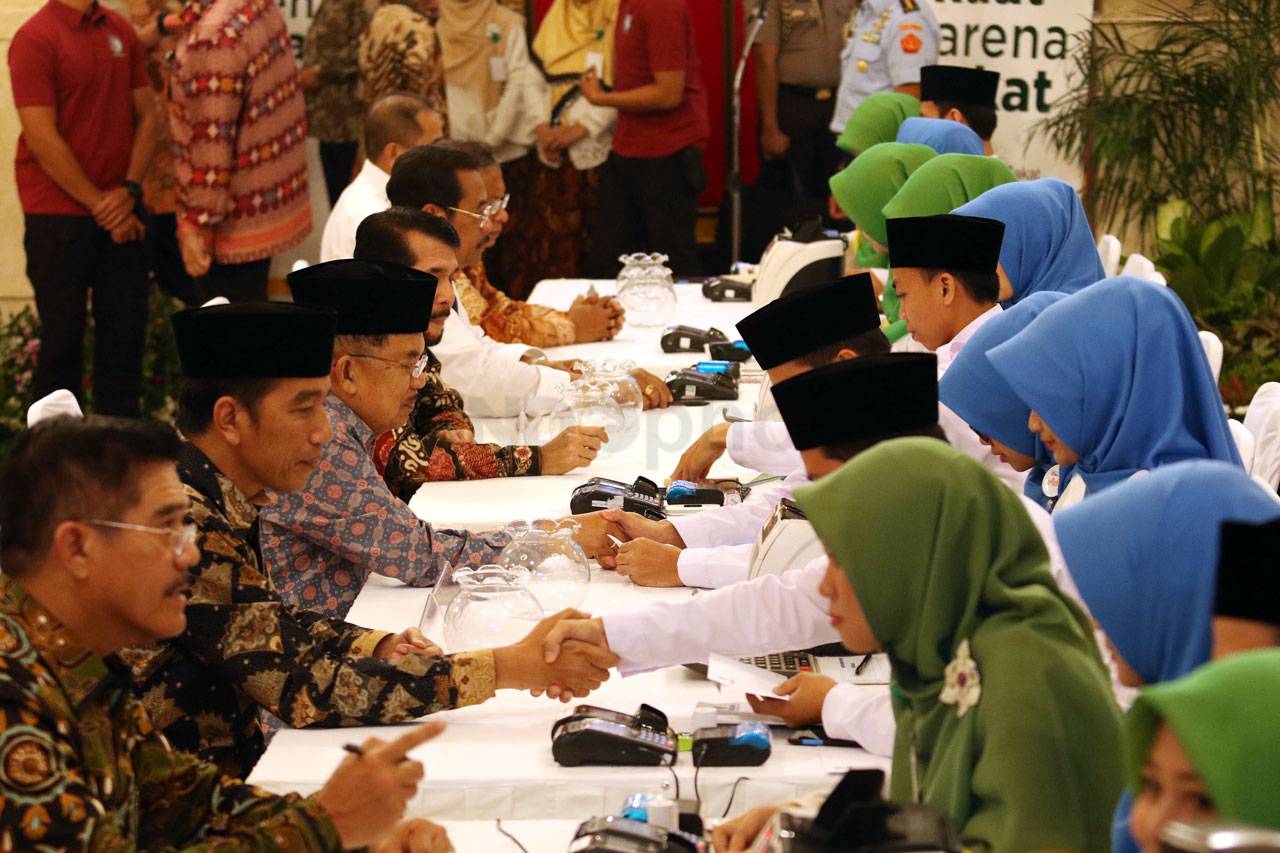 Presiden Jokowi Bayar...