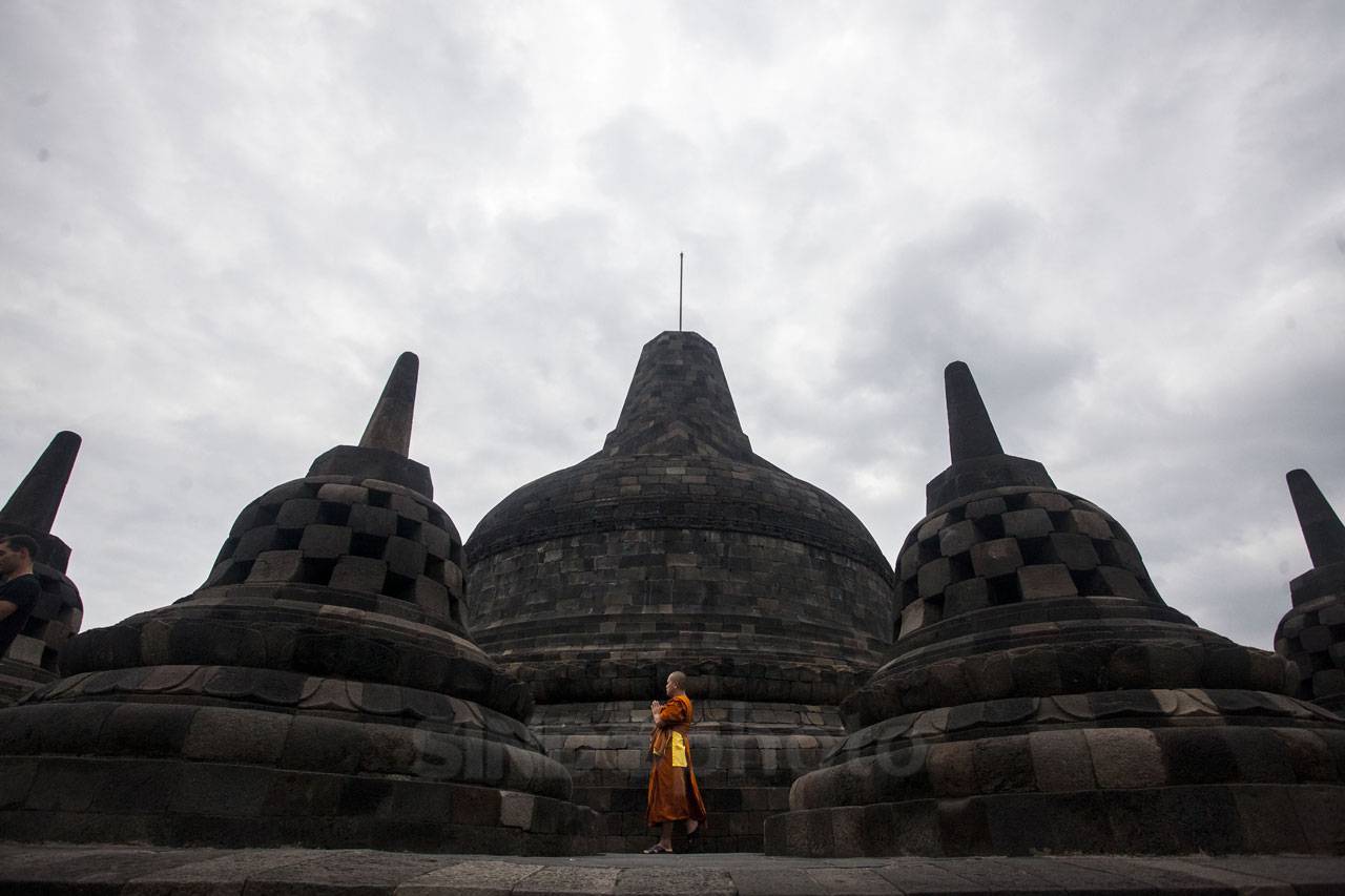 Doa Pagi Waisak di Candi...