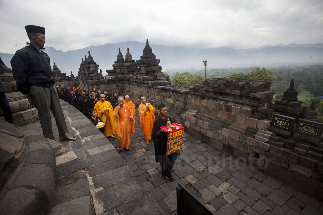 Doa Pagi Waisak di Candi...