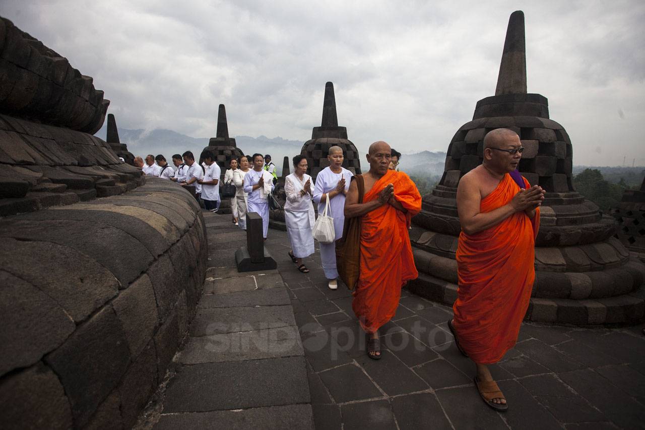 Doa Pagi Waisak di Candi...