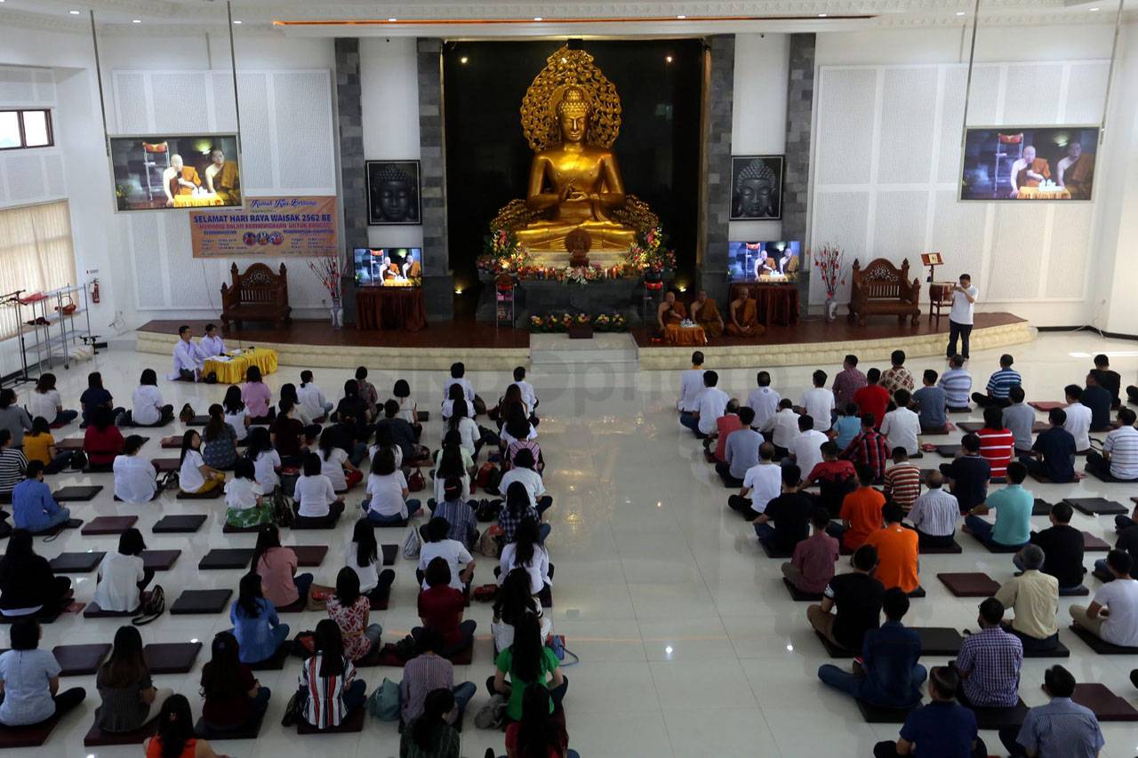 Ibadah Waisak di Vihara...