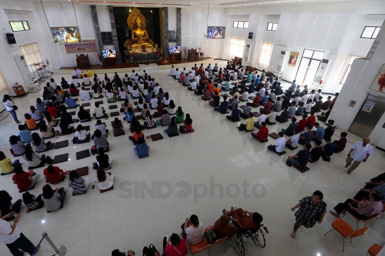 Ibadah Waisak di Vihara...