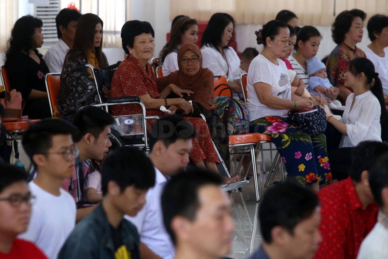 Ibadah Waisak di Vihara...