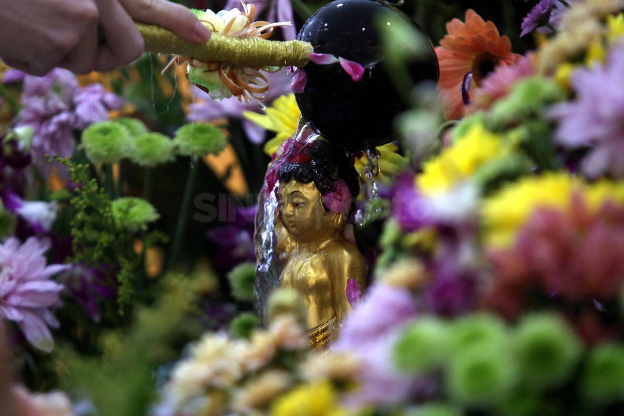 Ibadah Waisak di Vihara...