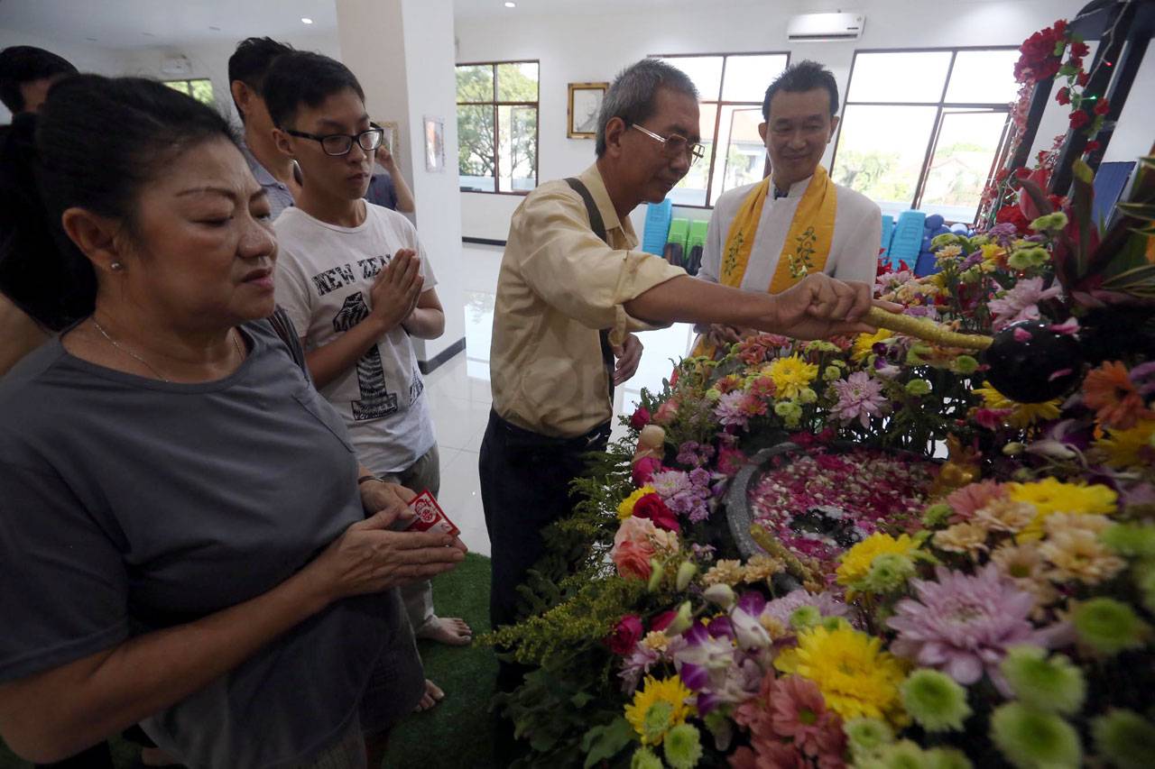 Ibadah Waisak di Vihara...