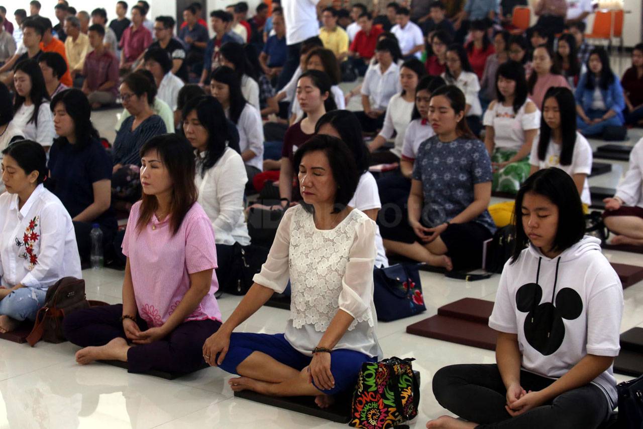 Ibadah Waisak di Vihara...