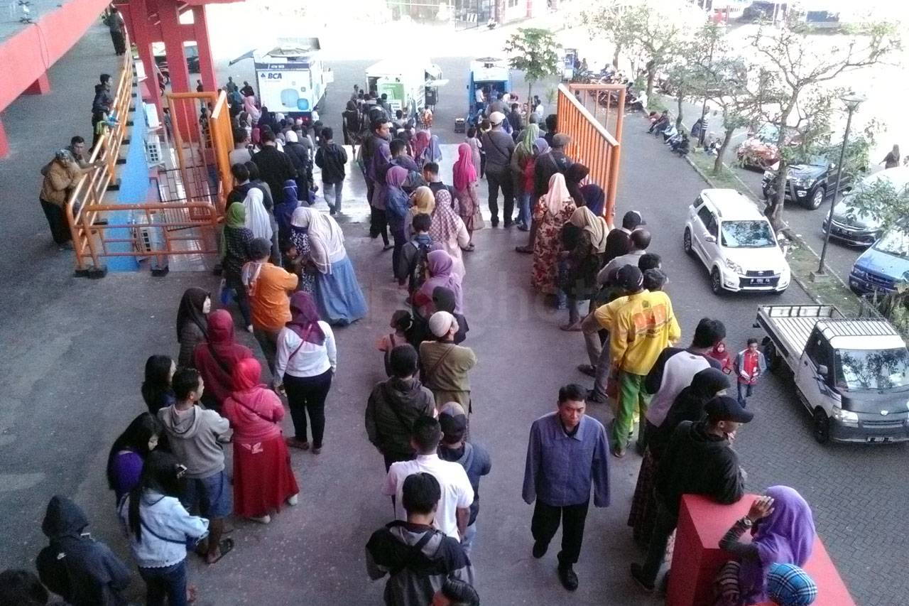 Ribuan Warga Antre Menukarkan...