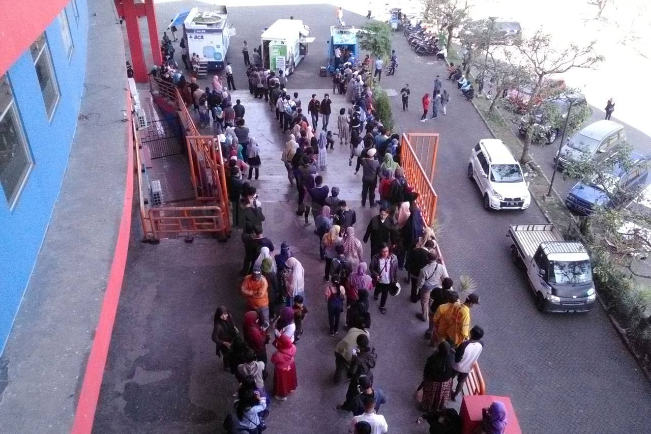 Ribuan Warga Antre Menukarkan...