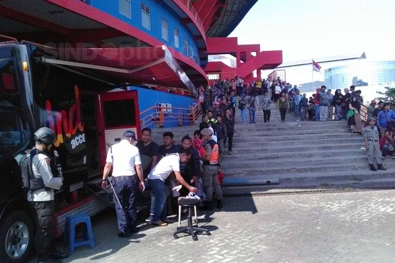 Ribuan Warga Antre Menukarkan...