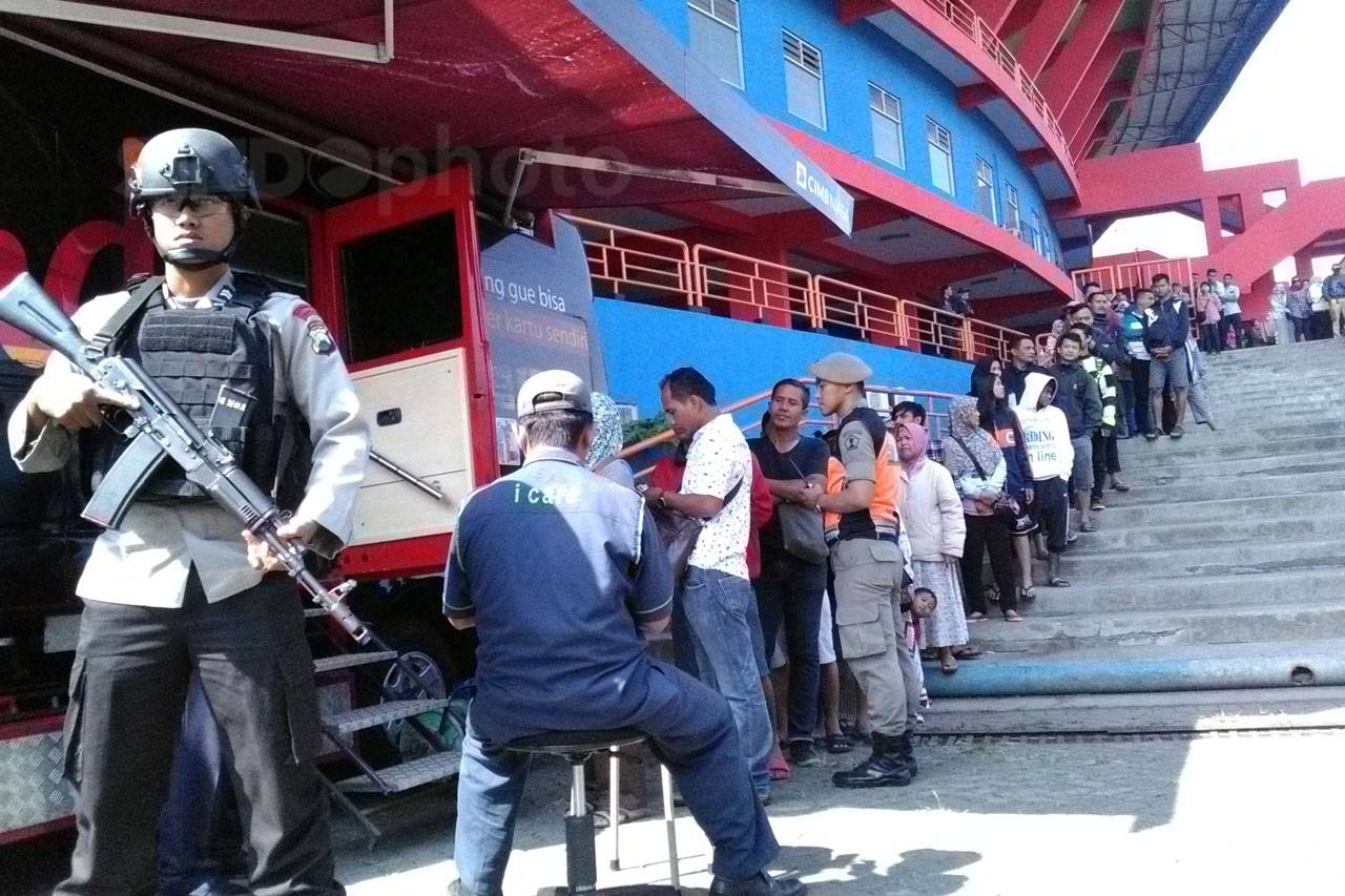 Ribuan Warga Antre Menukarkan...