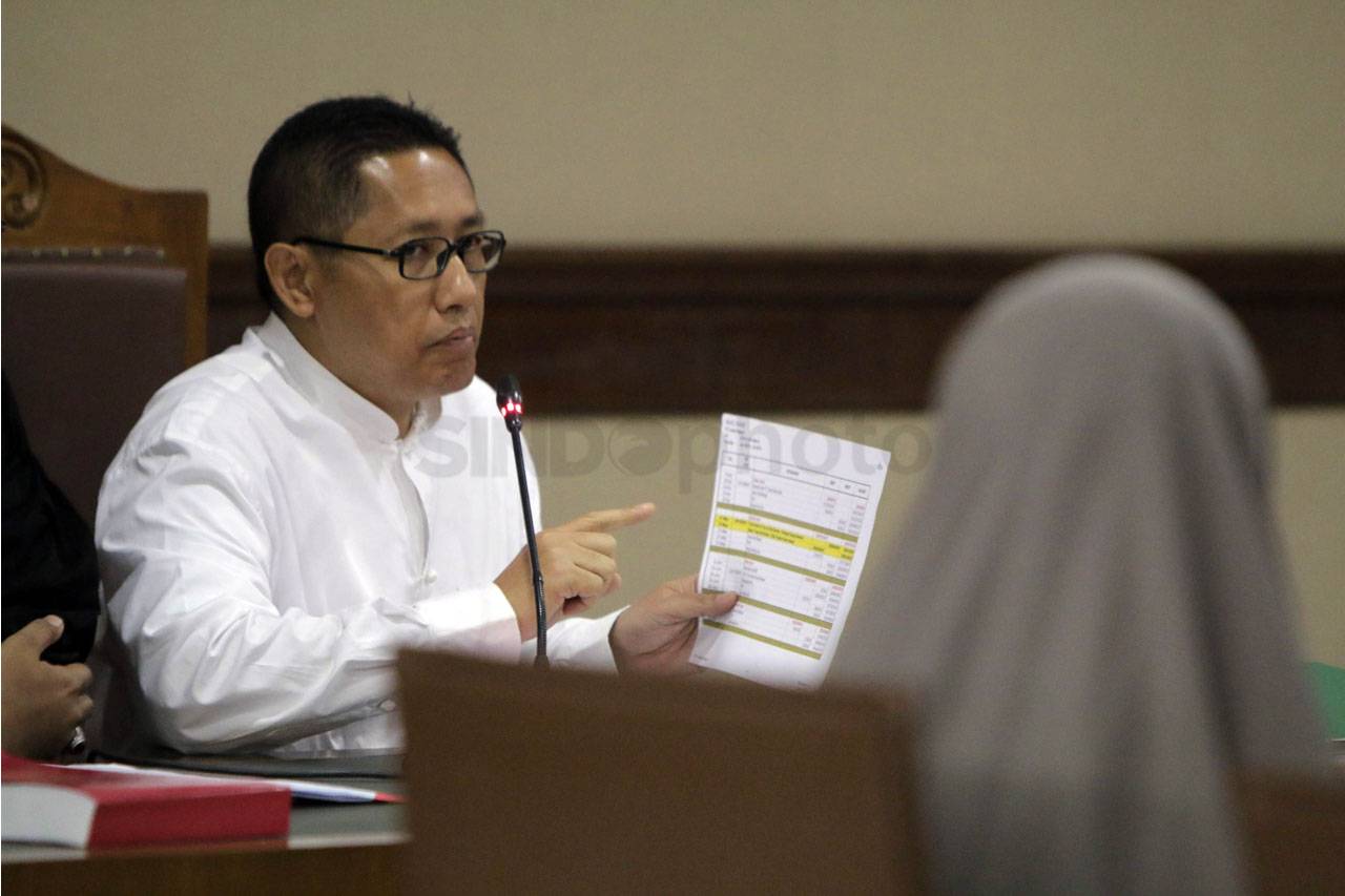Mantan Direktur Keuangan...