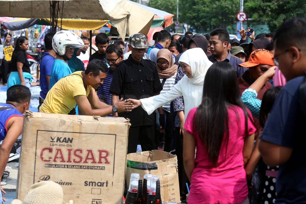 Cagub Khofifah Kunjungi...