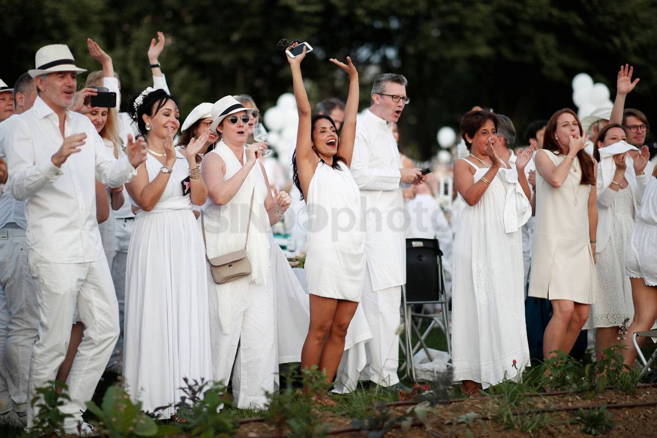 Makan Malam Serba Putih...