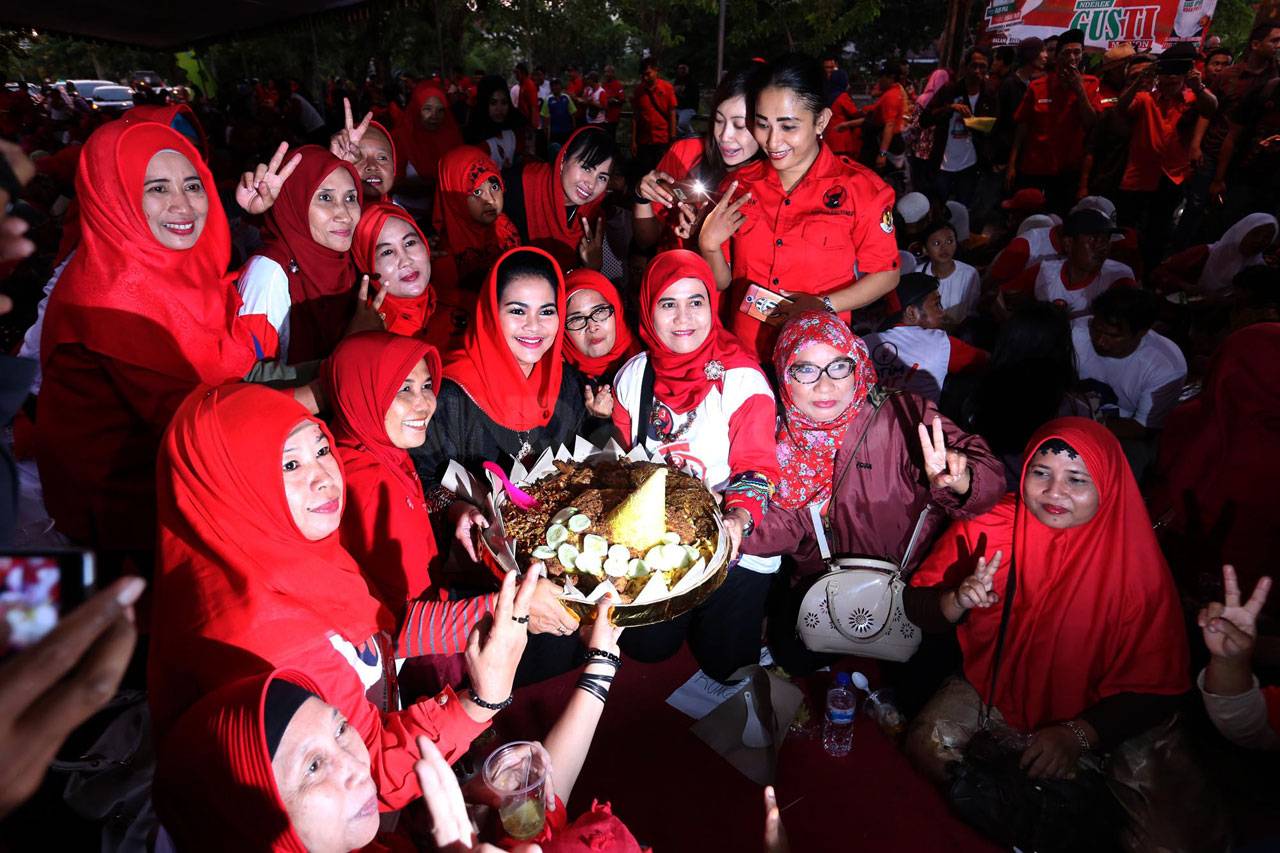 Puti Guntur Soekarno...