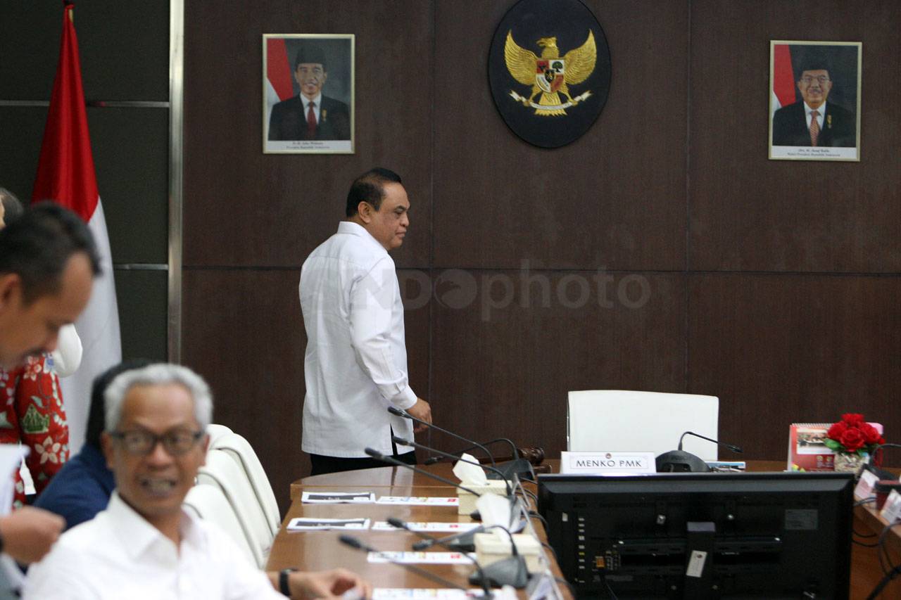 Menko Puan Pimpin Rapat...