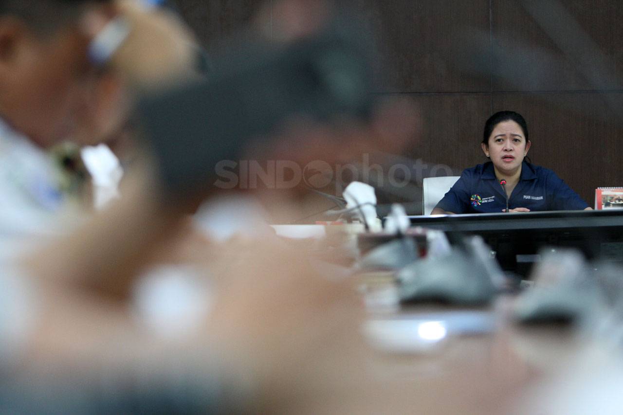 Menko Puan Pimpin Rapat...