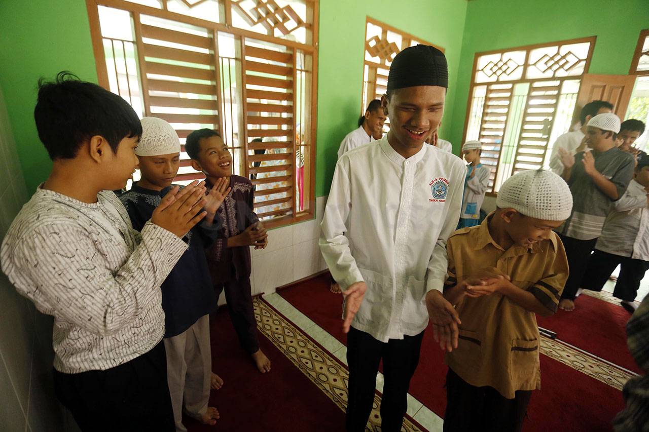 Pesantren Kilat di SLB-A...