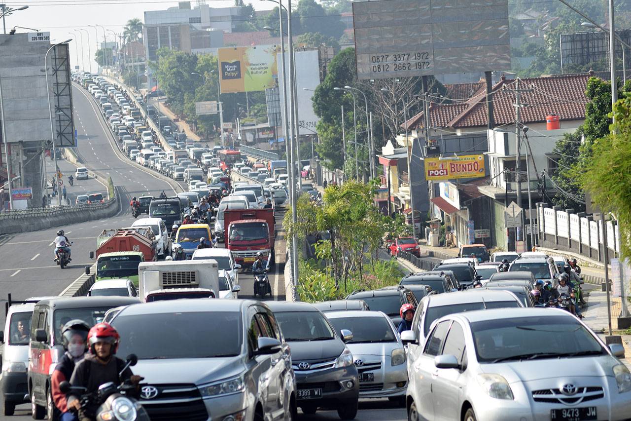 Macet Panjang di Flyover...