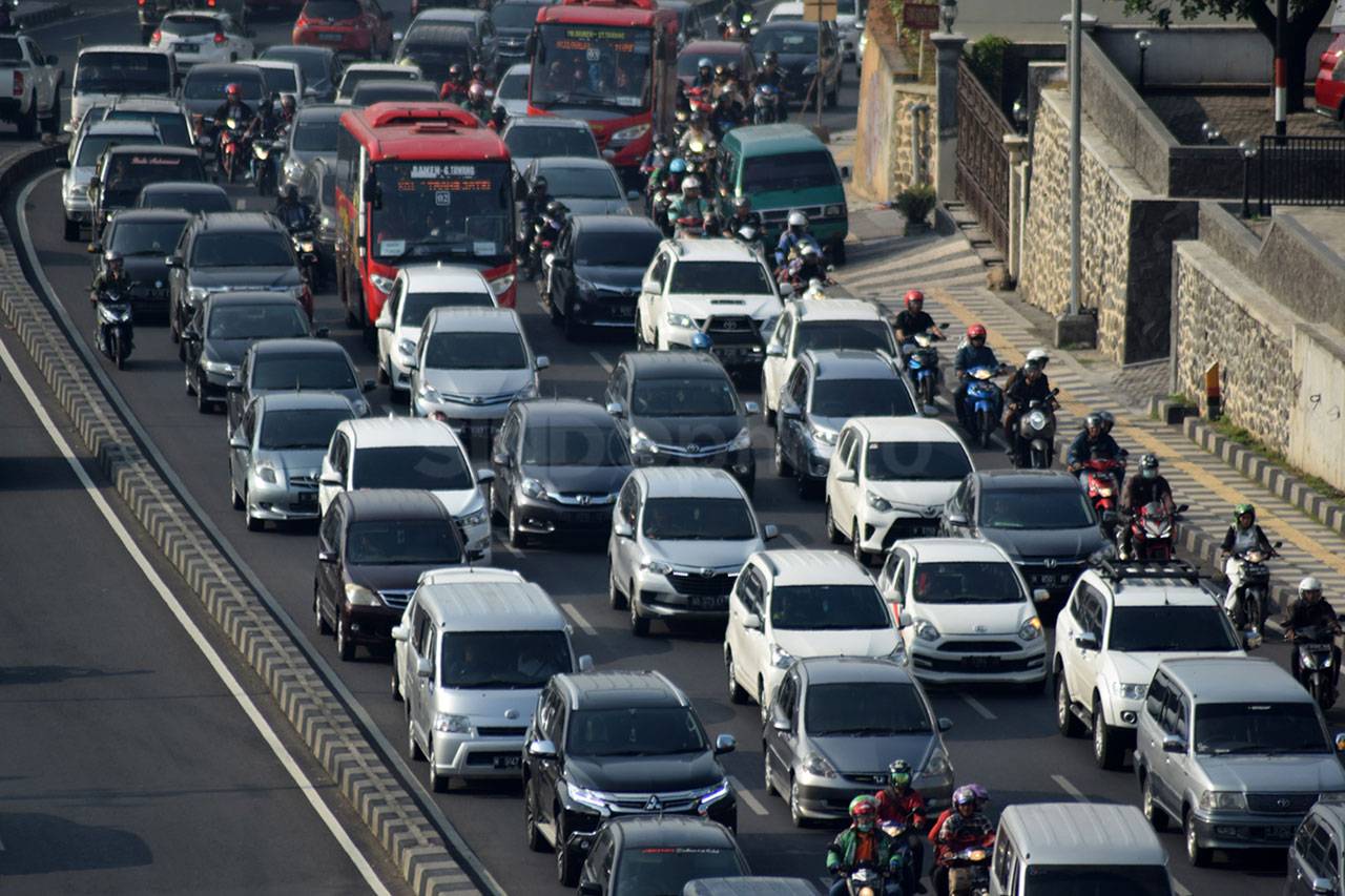Macet Panjang di Flyover...