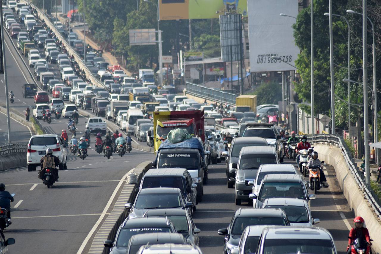 Macet Panjang di Flyover...