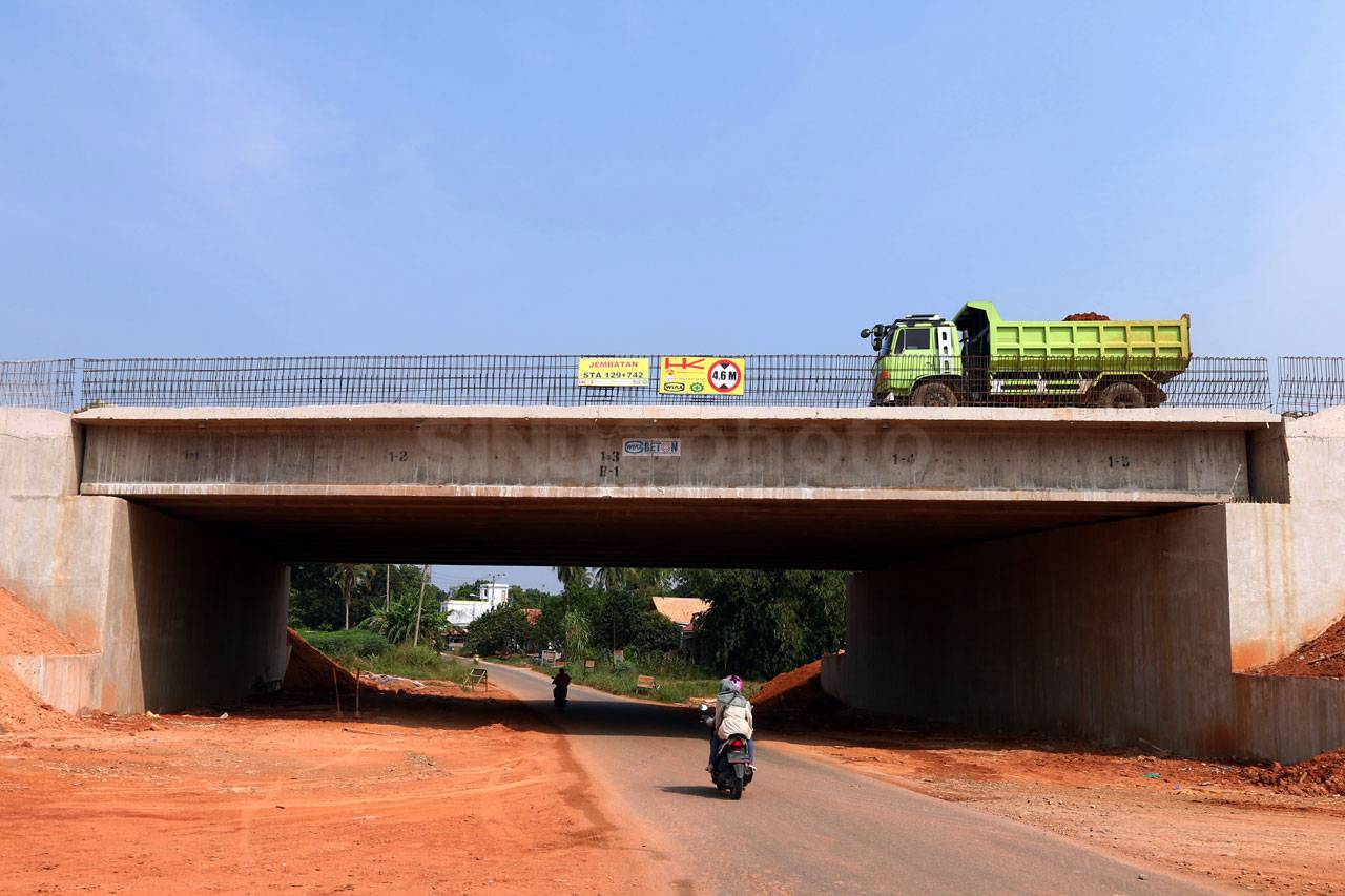 Pembangunan Proyek Tol...